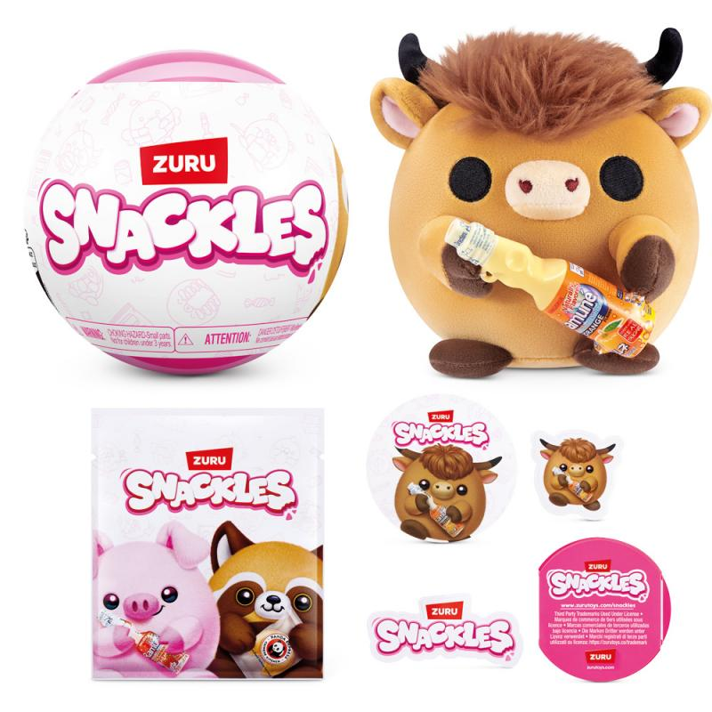 Eine Auswahl an ZURU Snackles-Spielzeugen und -Verpackungen. Enthält einen Plüschbullen mit einem Getränk, einen rosafarbenen Ball und verschiedene Aufkleber.