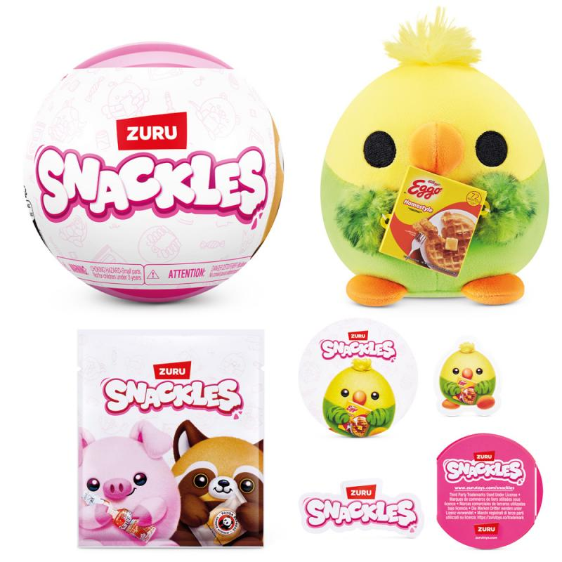Ein Bild mit Snackle-Spielzeug und Verpackungen. Ein runder Snackle-Ball, ein Plüschküken und ein Snackle-Päckchen mit einem Schwein und einem Waschbären.