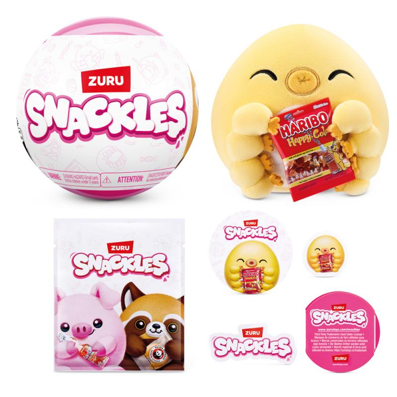 Verschiedene Snackles-Produkte. Enthält ein Plüschküken mit Haribo-Süßigkeiten, einen Snackle-Ball und Packungen mit Schweine/Waschbär-Figuren.
