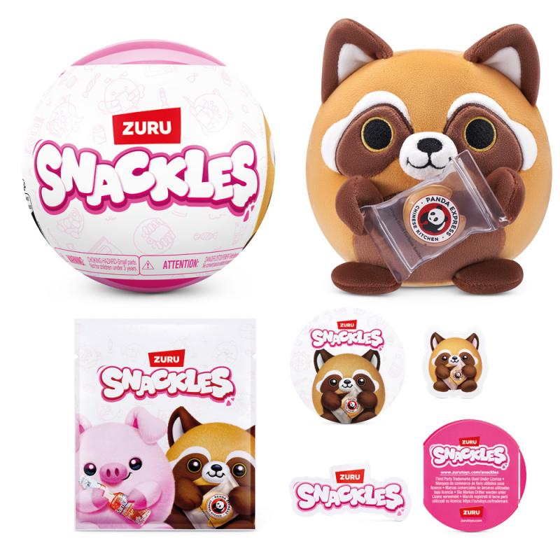 Ein Zuru Snackles Spielzeug-Set. Enthält ein rundes Spielzeug, ein Waschbär-Plüschtier, eine Verpackung und verschiedene Aufkleber.