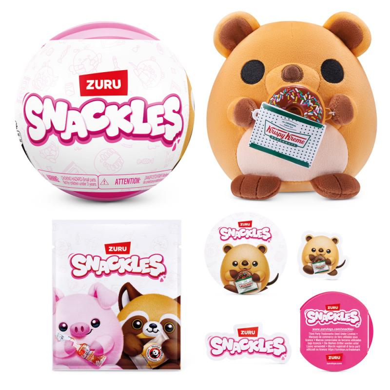 Verschiedene Snackle-Spielzeuge und Verpackungen. Enthält einen Plüschbären mit Donut, einen Ball, Aufkleber und ein Päckchen mit Schwein und Waschbär.