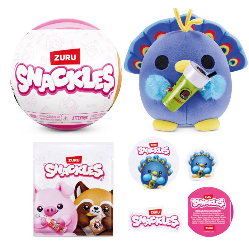 Das Bild zeigt ZURU Snackles-Spielzeuge: einen Ball, einen Pfau-Plüsch, Verpackungen mit Schwein und Waschbär sowie Aufkleber.