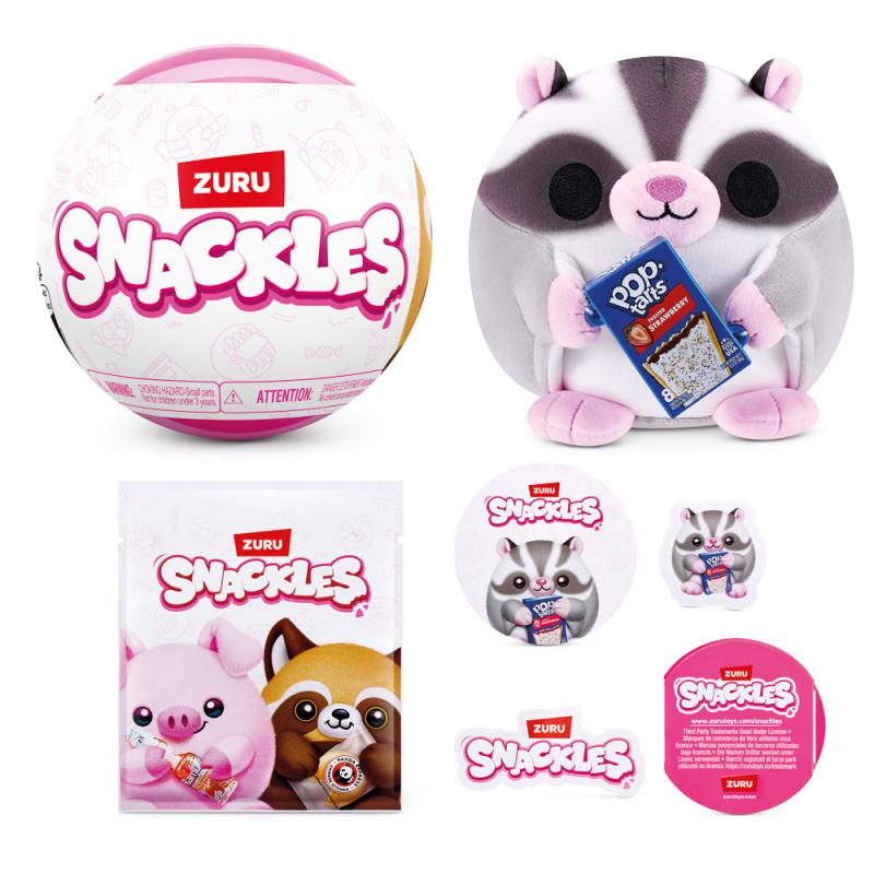 Eine Auswahl an ZURU Snackle-Spielzeugen. Enthält einen runden Behälter, einen Plüsch-Waschbären, Pop-Tarts, Aufkleber und ein kleines Päckchen.