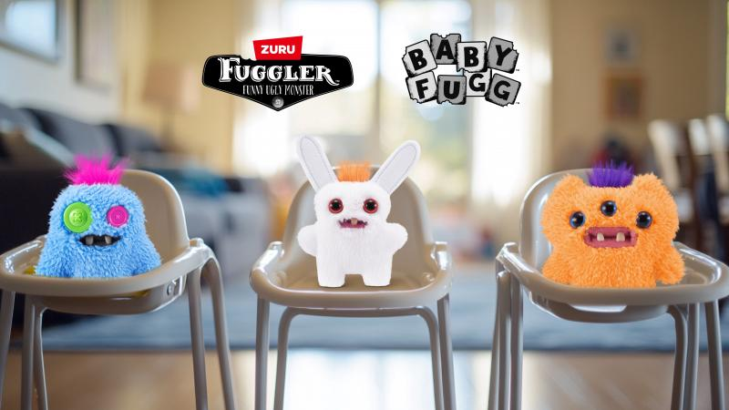 Drei Fuggler-Spielzeuge auf Hochstühlen. Blaue, weiße und orangefarbene Monster mit verschiedenen Farben, Zähnen und Knopfaugen in einer häuslichen Umgebung.