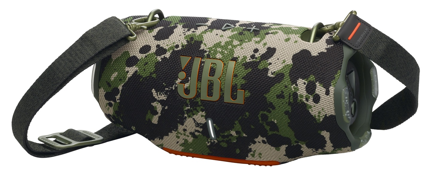 Głośnik JBL w kamuflażu z paskiem na ramię. Głośnik ma wzór zielono-czarny, z zielonym logo JBL.