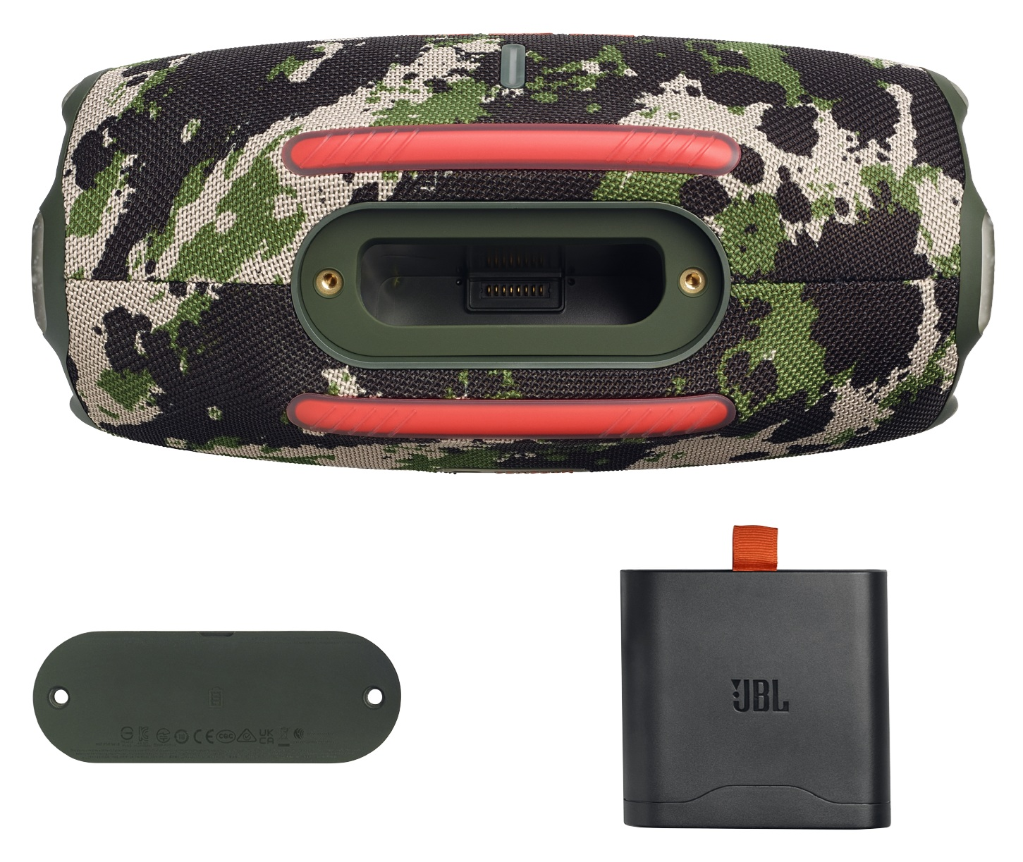 Głośnik w kamuflażu z czerwonymi akcentami, ciemnoszary zasilacz z pomarańczowym paskiem i zielona podstawa głośnika.