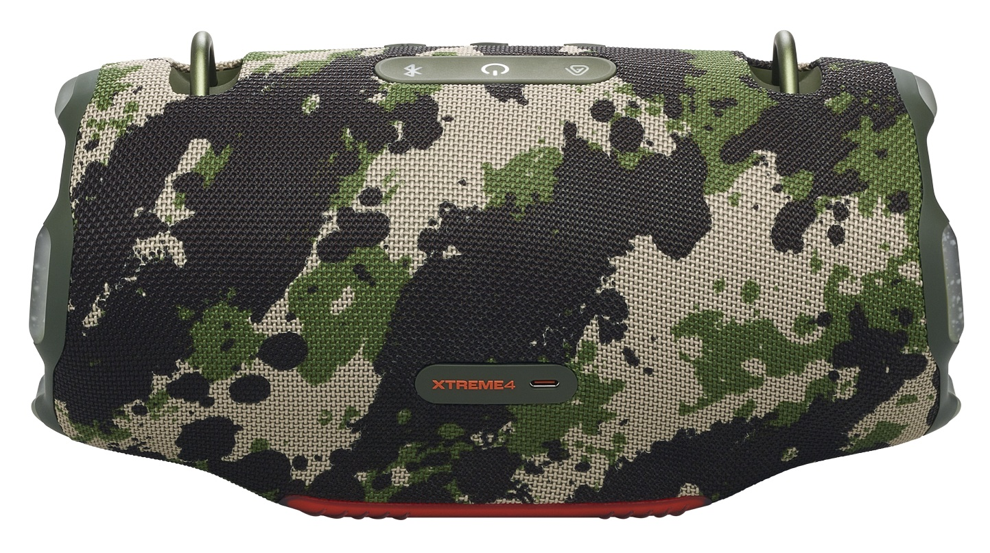 Głośnik JBL Xtreme 4 z kamuflażem. Ma kolory zielony, czarny i beżowy. Głośnik ma przyciski i port ładowania.