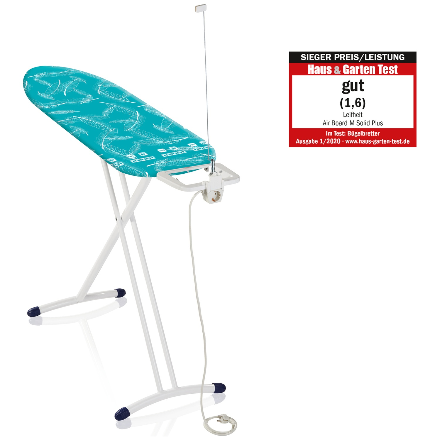 Une table à repasser avec une housse turquoise et des motifs de plumes blanches. Elle a des pieds blancs et un autocollant de notation à droite.