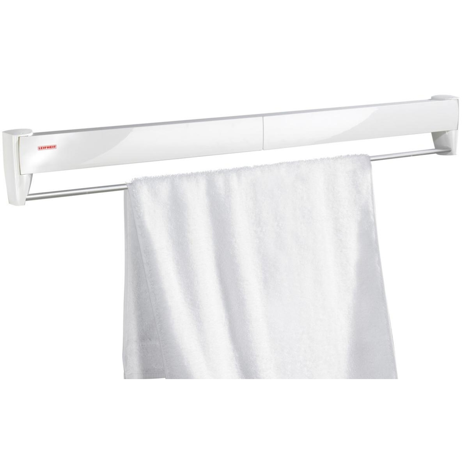 Une serviette blanche suspendue à un porte-serviettes mural. Le porte-serviettes est blanc et a une barre chromée. La serviette est blanche.