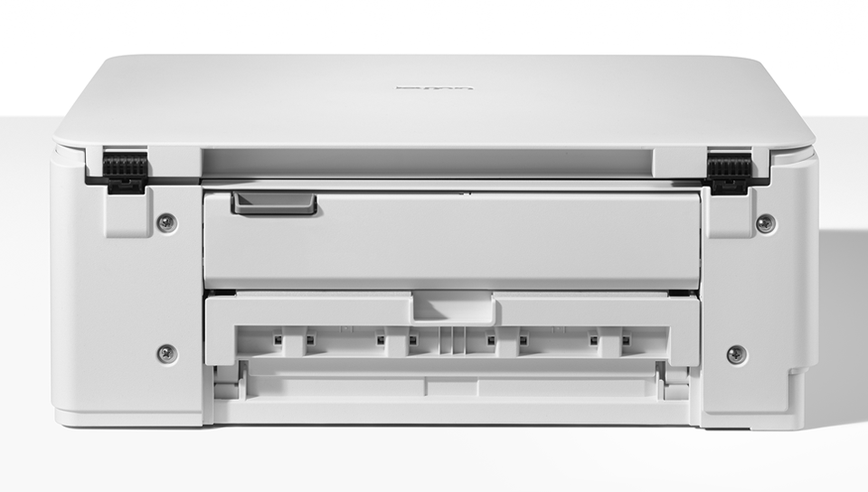 Biała drukarka, widok z przodu. Ma tacę i różne otwory. Marka 'brother' jest widoczna na górze.