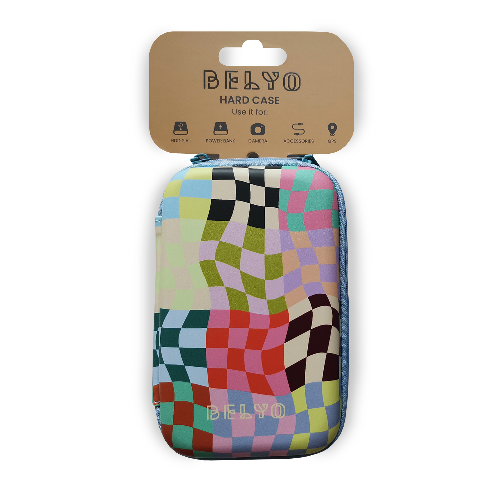 Una funda rígida colorida con un patrón de tablero de ajedrez ondulado. Tiene una etiqueta marrón con marca e iconos. La marca es Belyo.