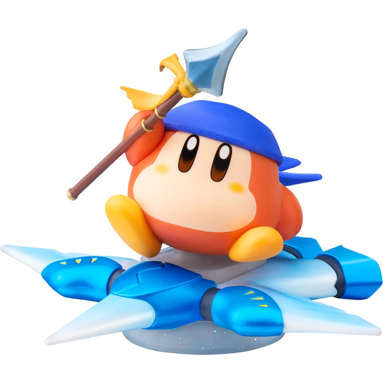 Un personaje naranja con un sombrero azul, sosteniendo una lanza, montado en un vehículo azul y blanco. La figura tiene ojos grandes y detalles amarillos.