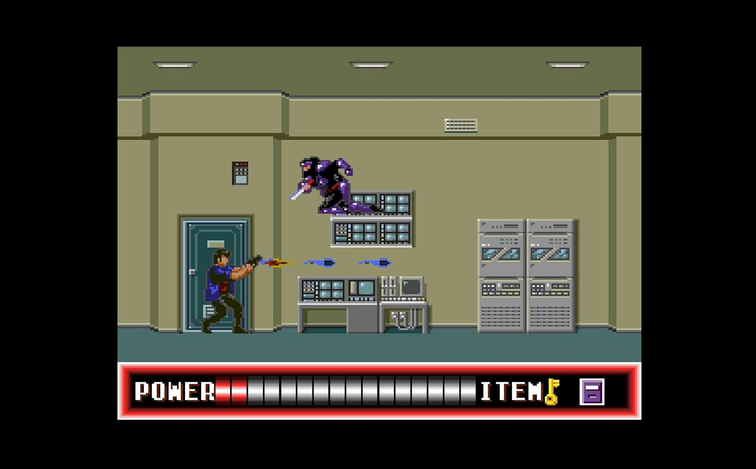 Escena de acción pixelada. Un hombre dispara a un ninja. Ambos están en una habitación con una puerta, computadoras y una barra de energía.