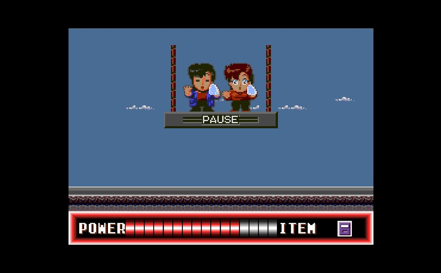 Una pantalla de videojuego retro que muestra dos personajes en una plataforma con la palabra 'PAUSA'. Una barra de energía y un indicador de artículo están debajo.