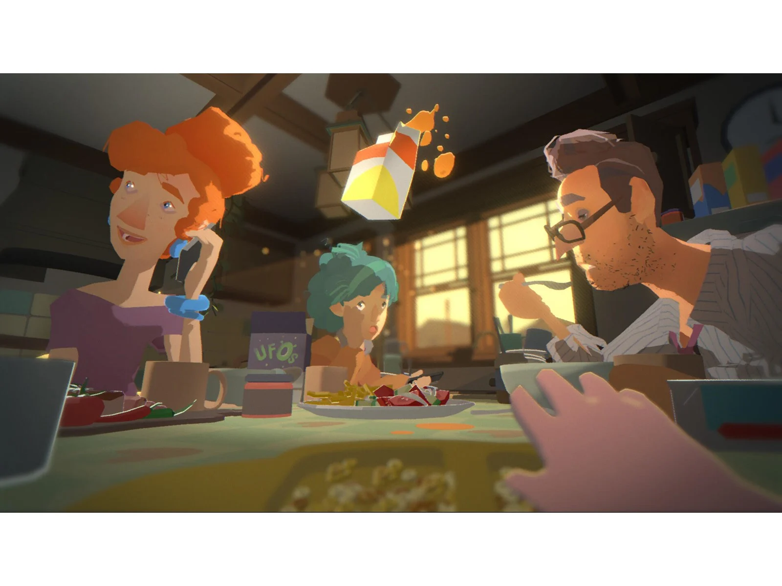 Escena familiar animada. Una mujer por teléfono, una niña comiendo, un hombre comiendo y un cartón de zumo. Mesa con comida.