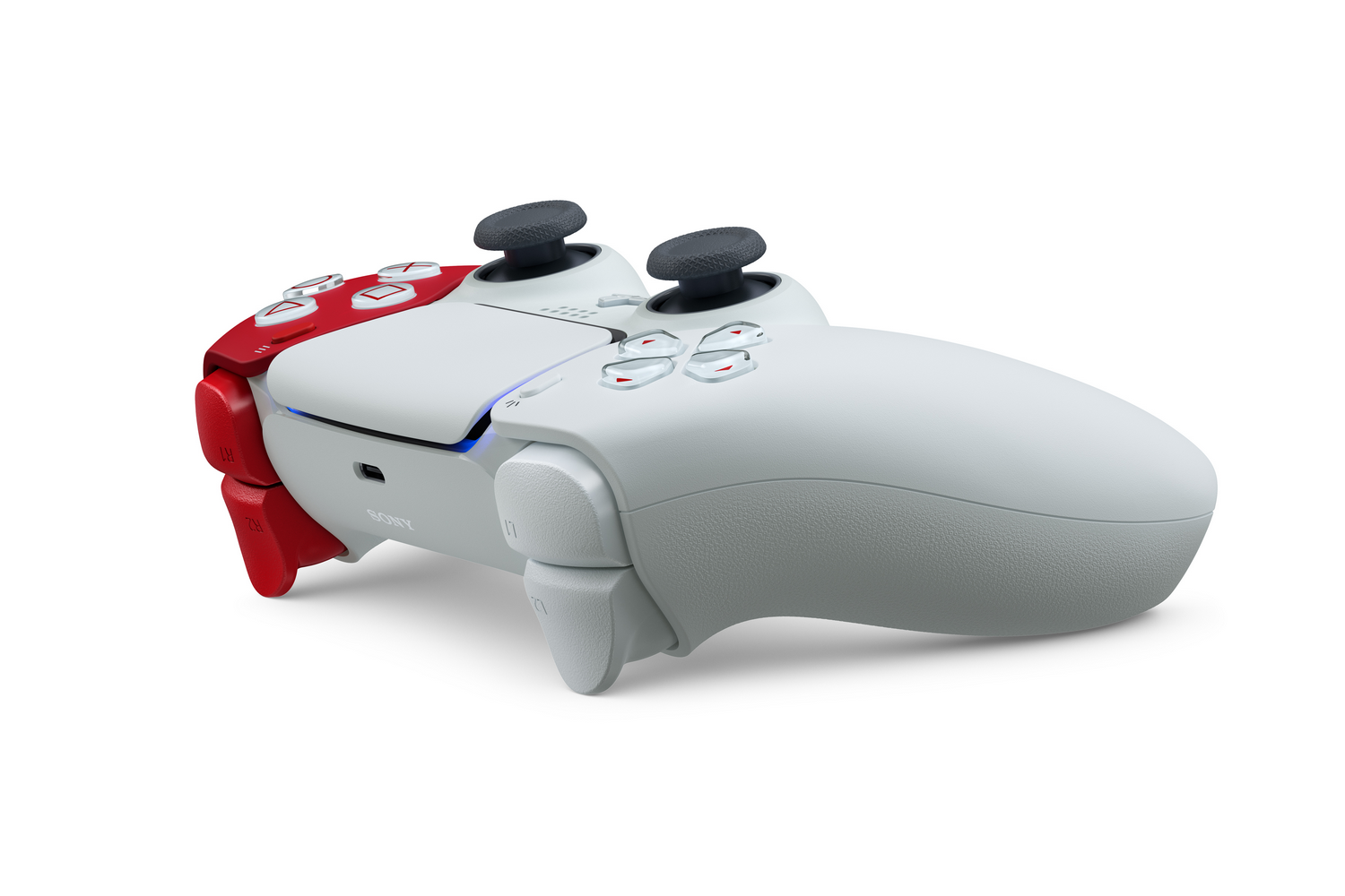 Un mando de PlayStation 5 blanco y rojo. Tiene dos joysticks, botones y gatillos. El fondo es blanco liso.