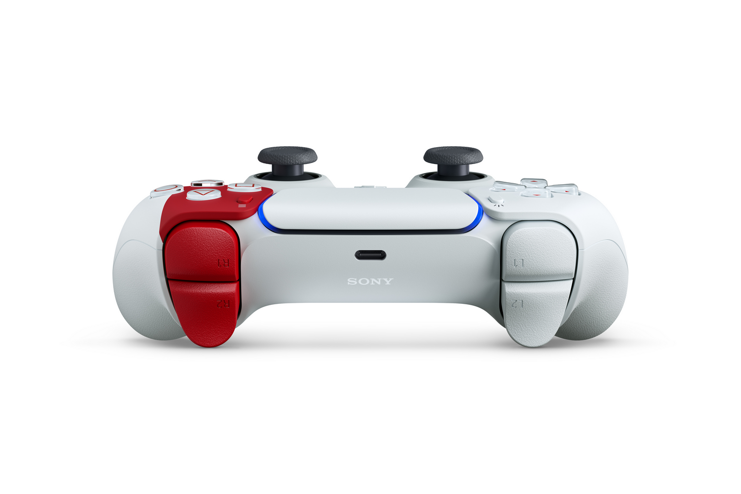 Un mando de PlayStation 5 blanco y rojo. Tiene joysticks negros, botones y un puerto USB-C. Se ve el logo de Sony.