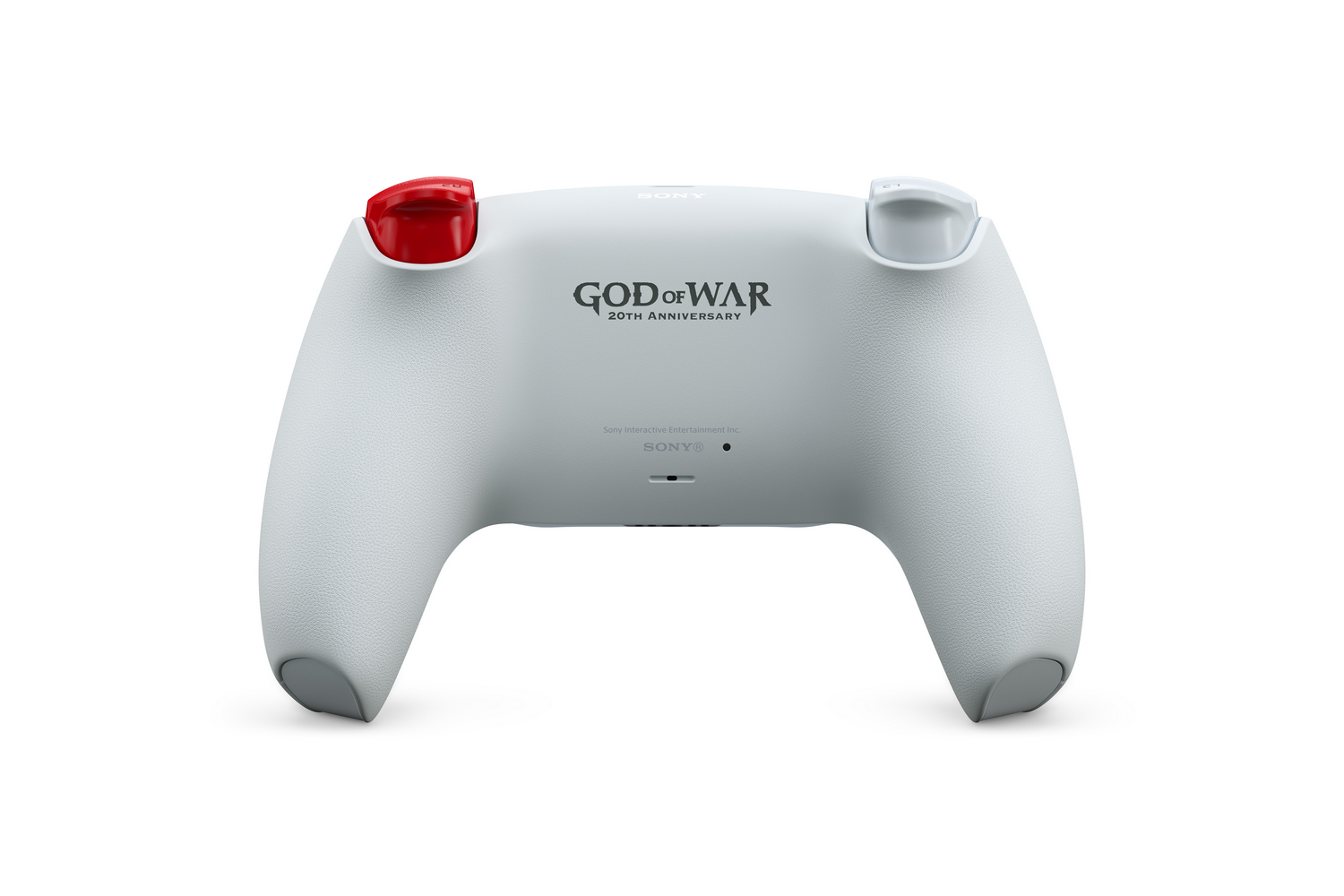 Un mando blanco de PlayStation con botones rojos y blancos. Se ve el logo del 20 aniversario de God of War.