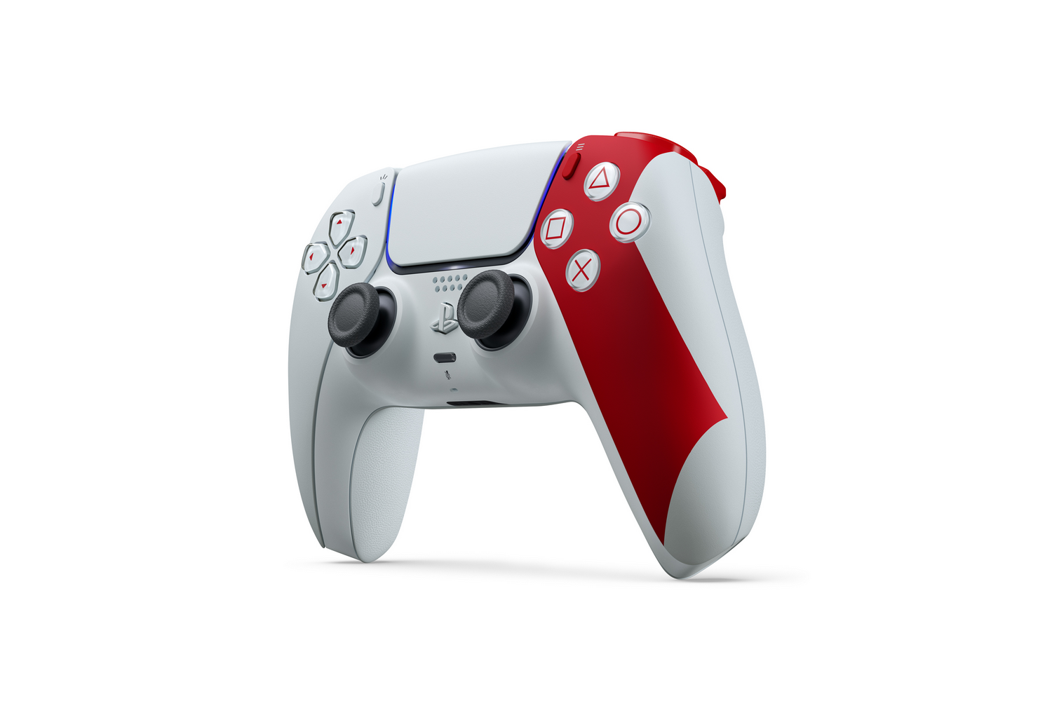 Un mando blanco y rojo de PlayStation 5 sobre un fondo blanco. Botones con detalles rojos, azules y negros.