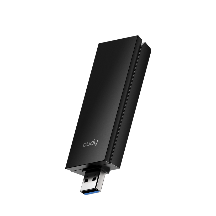 Fekete Cudy USB eszköz fekete háttéren. Az eszköz USB csatlakozóval rendelkezik, és látható a Cudy logó.