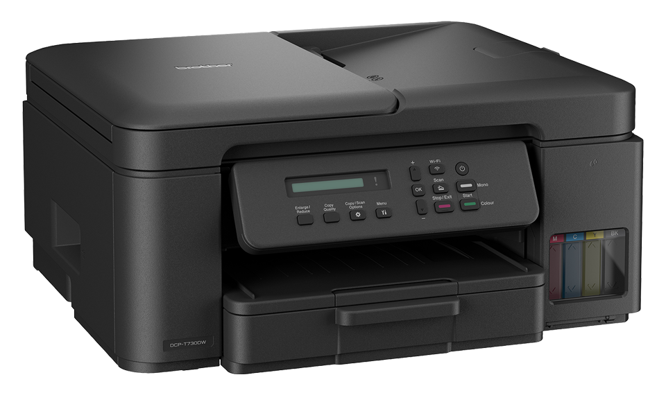 Czarna drukarka Brother DCP-T730DW. Posiada panel sterowania z przyciskami i ekran LCD. Zbiorniki z tuszem są widoczne z boku.