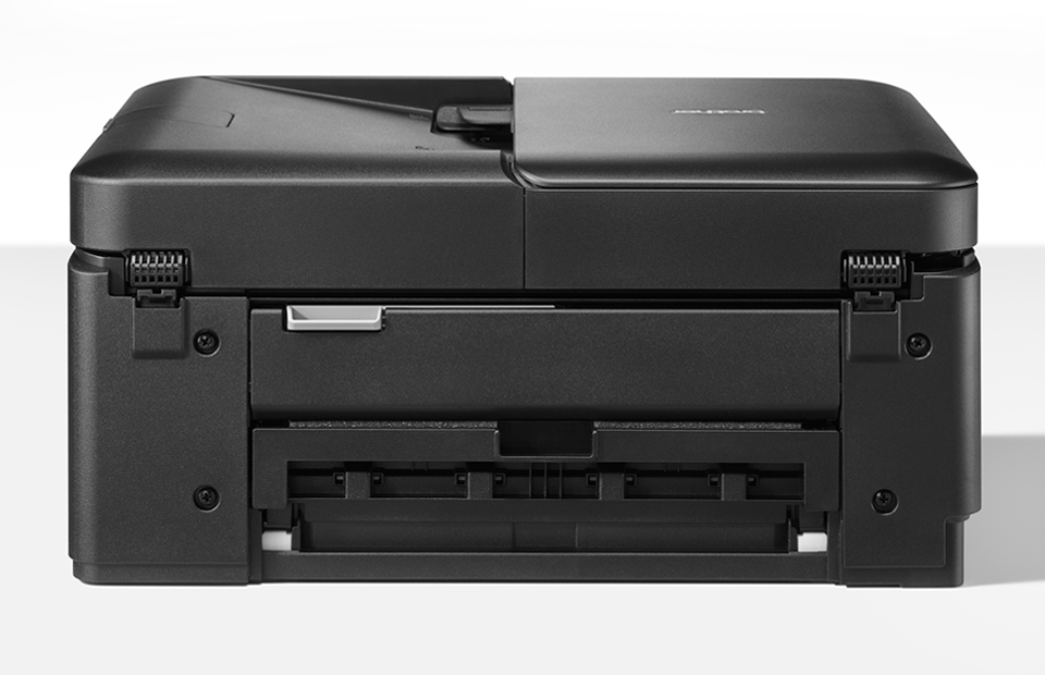 Czarna drukarka Brother jest wyśrodkowana, pokazując przód. Ma płaską górę ze skanerem, a na dole widoczna jest taca na papier.