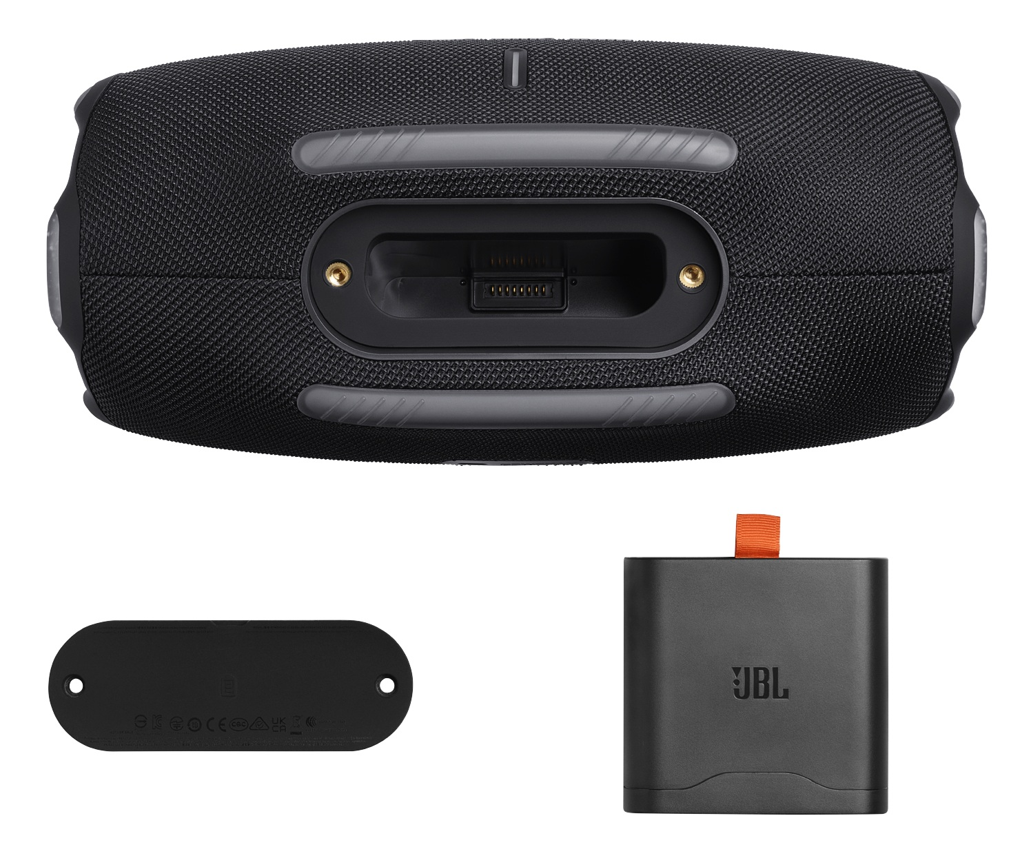 Czarny głośnik JBL, stacja ładująca i zestaw akumulatorów. Głośnik ma port ładowania i jest widokiem z góry. Zestaw akumulatorów ma pomarańczowy pasek.