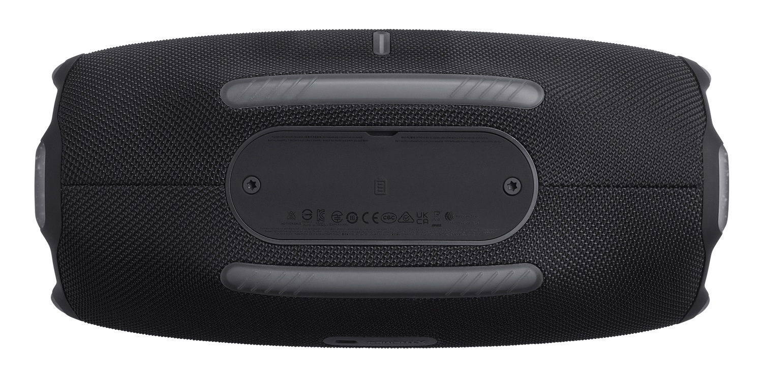 Czarny, prostokątny głośnik z teksturowaną powierzchnią, szarymi uchwytami i małymi detalami. Logotypy i tekst na dole.