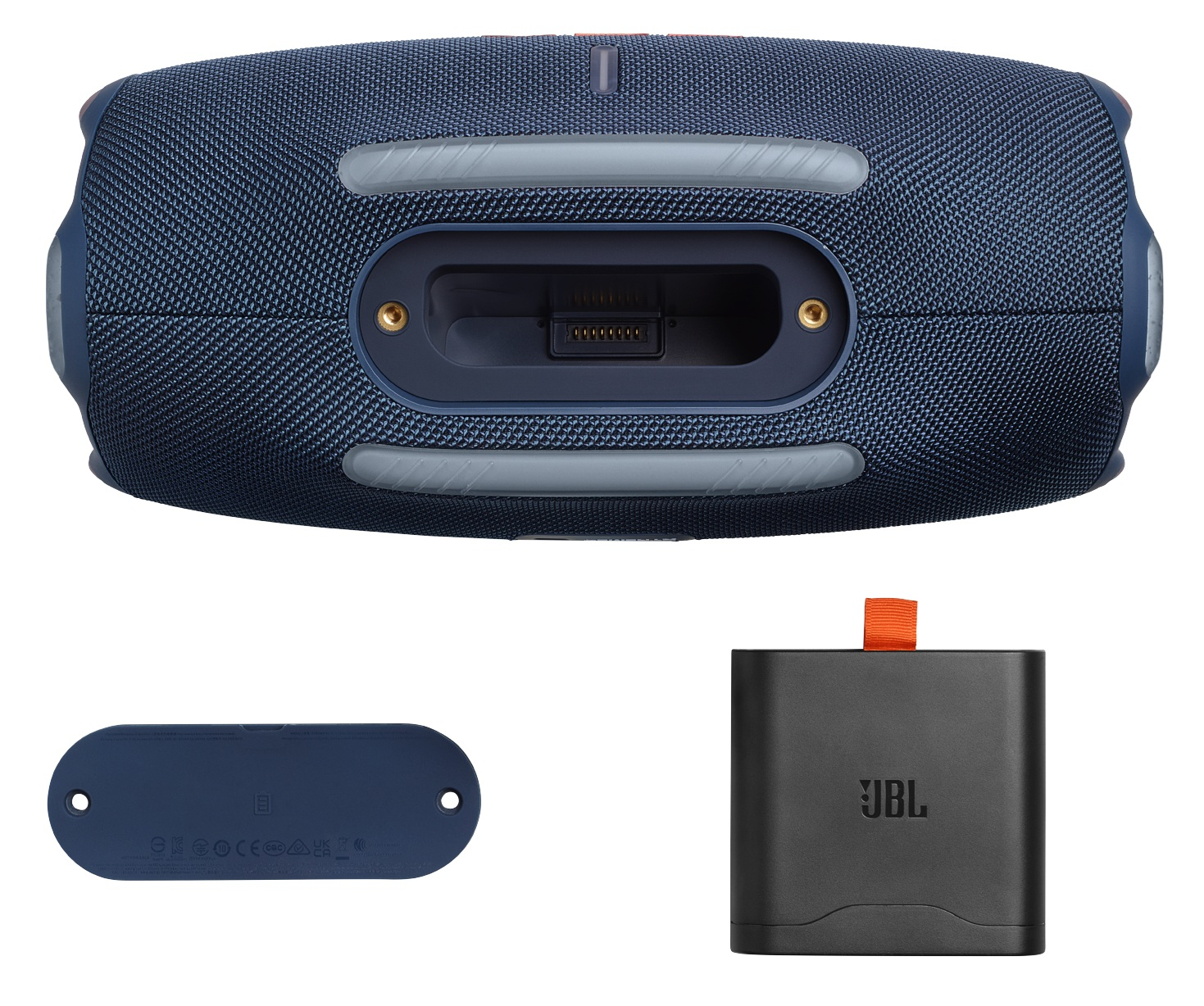 Wyświetlane są niebieski głośnik JBL, ładowarka i mała płytka. Głośnik ma siatkową konstrukcję. Ładowarka jest czarna z logo JBL.