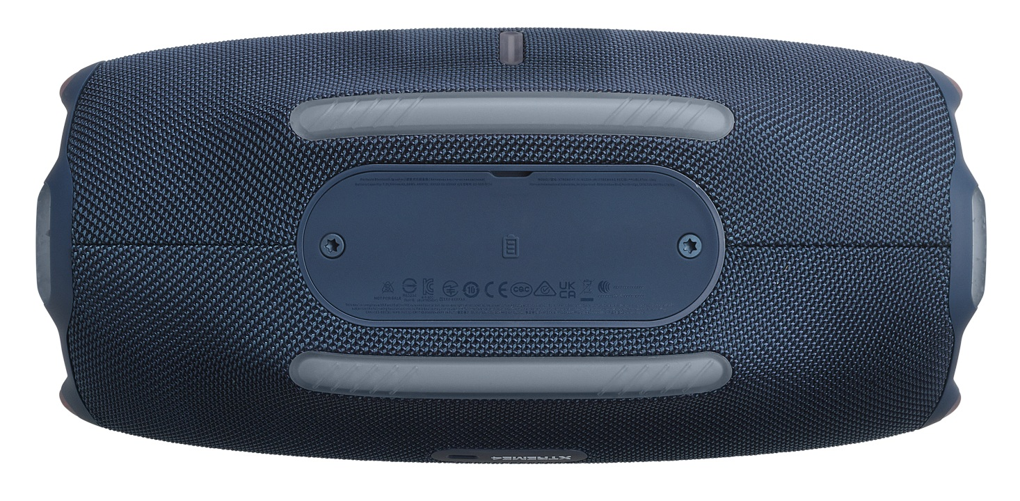 Ciemnoniebieski głośnik JBL Xtreme 4. Cechy obejmują materiałową osłonę, szare gumowe nóżki i uchwyt oraz panel sterowania z logo.