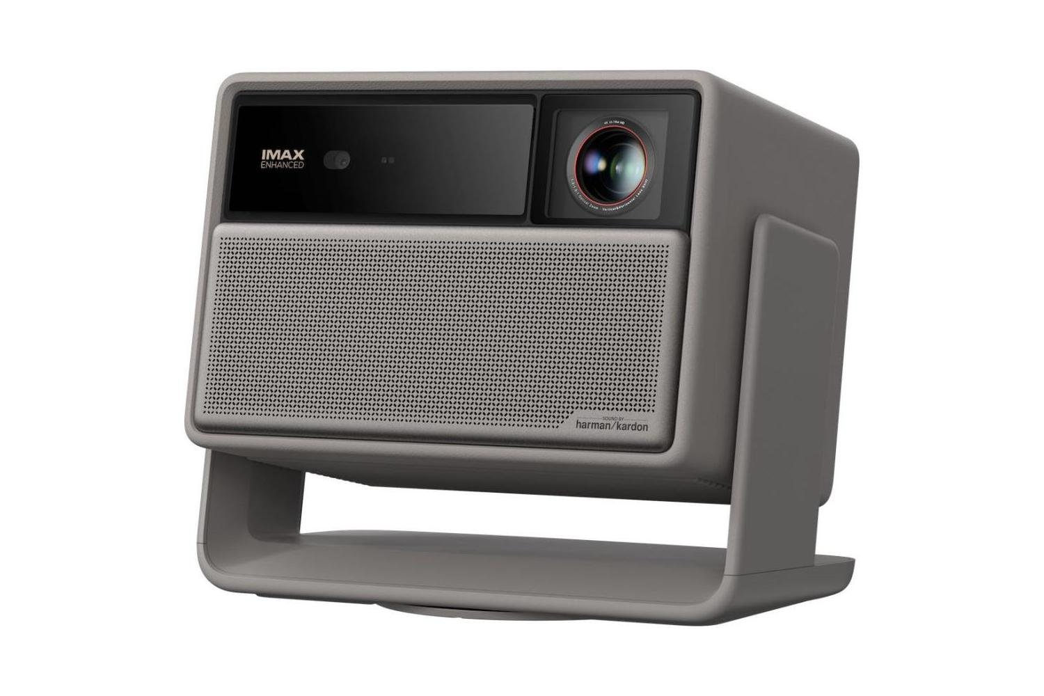 Egy szürke projektor lencsével és hangszóróval. IMAX Enhanced márkajelzéssel és Harman Kardon hangzással rendelkezik. A projektor állványon van.
