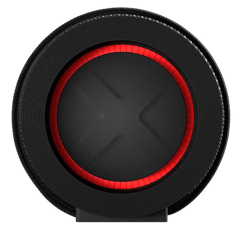 Czarny głośnik z czerwonym podświetlanym pierścieniem i wzorem pośrodku. Ma teksturowaną powierzchnię i okrągły kształt.