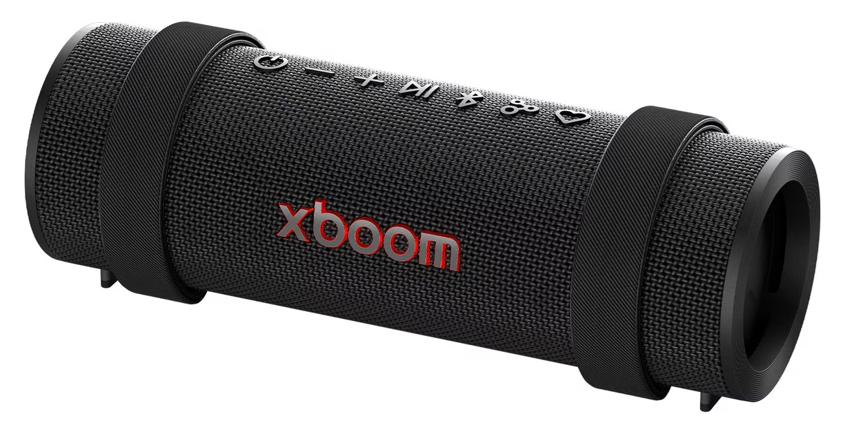 Czarny, cylindryczny głośnik z czerwonym napisem 'xboom', czarnymi paskami i przyciskami sterowania. Głośnik jest na białym tle.