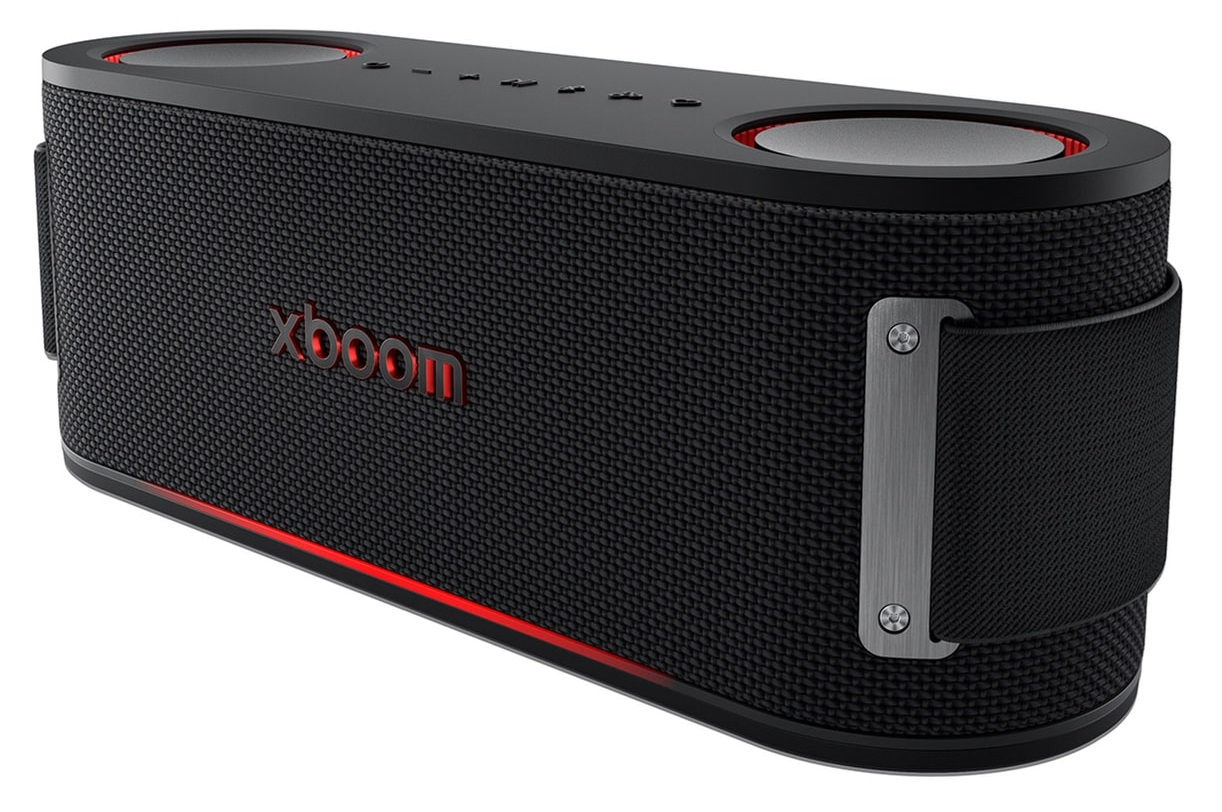 Czarny prostokątny głośnik XBOOM z czerwonymi akcentami. Posiada teksturowaną tkaninę, przyciski sterowania i metalowy pasek.