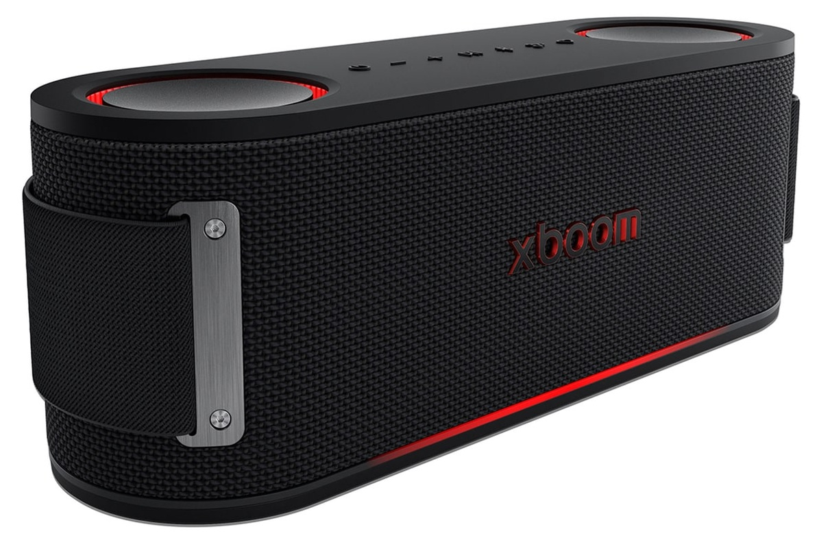 Czarny głośnik z czerwonymi akcentami. Posiada logo 'xboom', przyciski i pasek. Czerwone światła widoczne u góry i na dole.