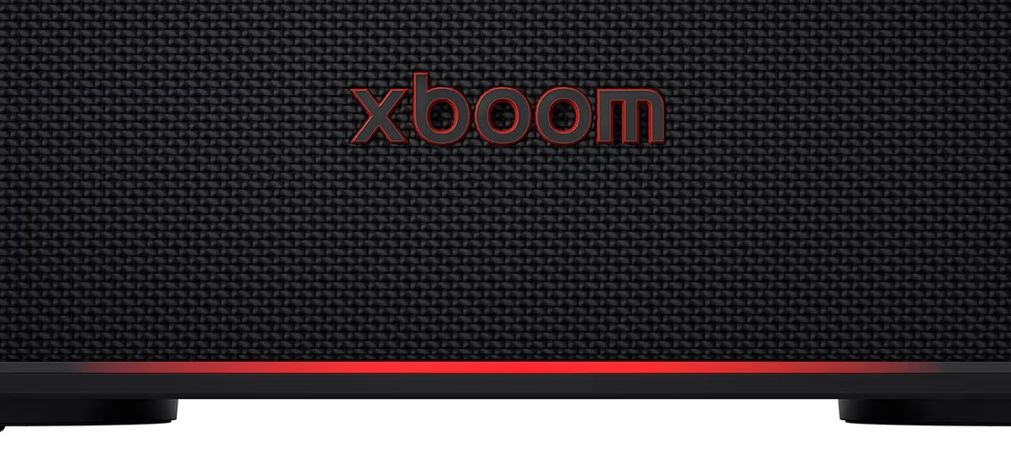 Czarny głośnik z czerwonymi akcentami i napisem 'xboom'. Czerwony pasek świetlny na dole.