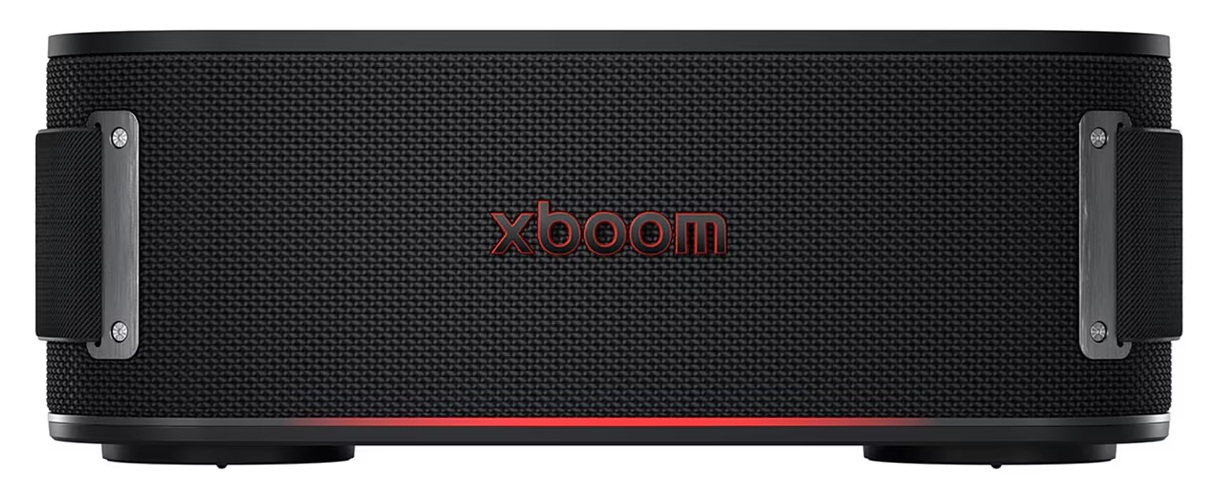 Czarny prostokątny głośnik z czerwonym logo 'xboom'. Srebrne akcenty po bokach. Czerwone światło na dole. Czarna powierzchnia przypominająca siatkę.