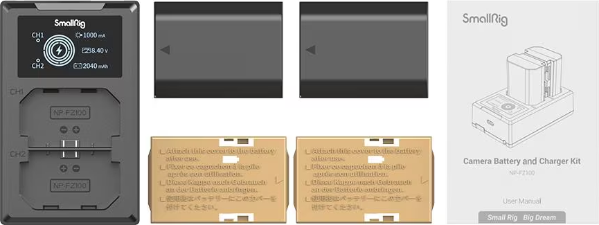 Un kit chargeur de batterie pour appareil photo SmallRig avec batteries, couvercles et manuel d'utilisation. Le chargeur affiche l'état de la batterie.