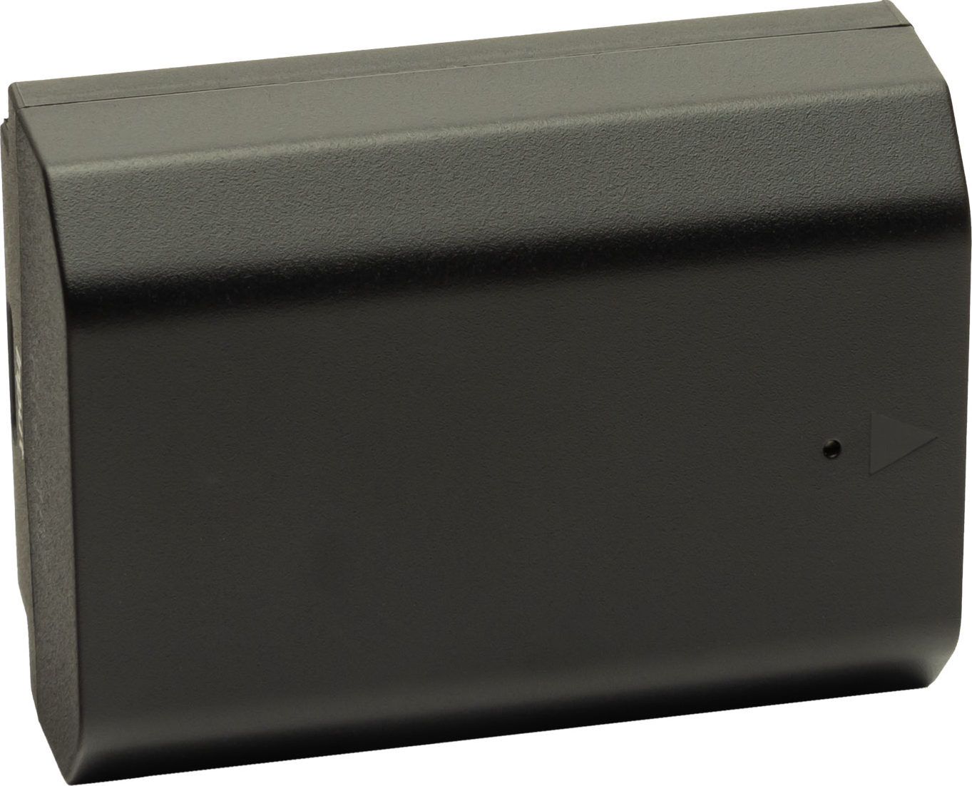 Un oggetto nero rettangolare, probabilmente una batteria. Ha una superficie strutturata. Un piccolo foro e un simbolo triangolare sono visibili.
