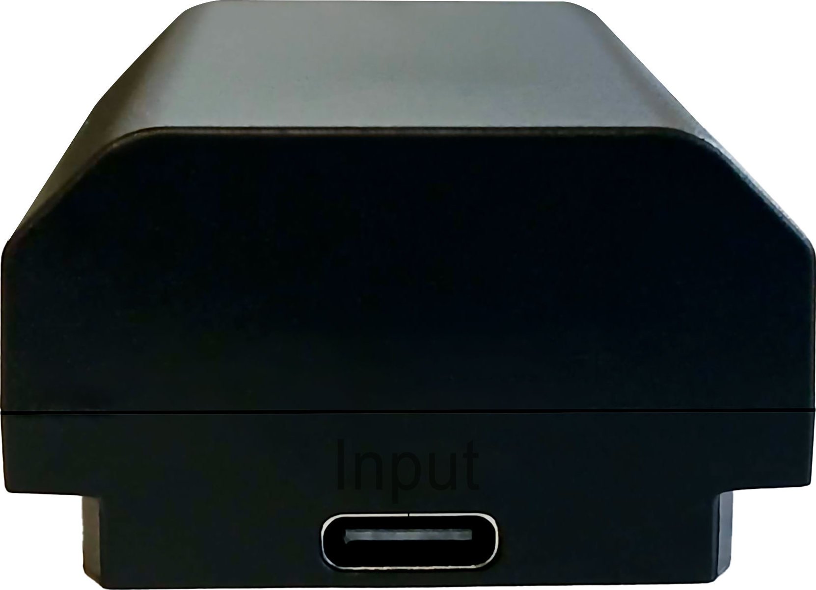 Un dispositivo elettronico nero con una porta USB-C etichettata 'Input'. Il dispositivo è rettangolare con angoli arrotondati.