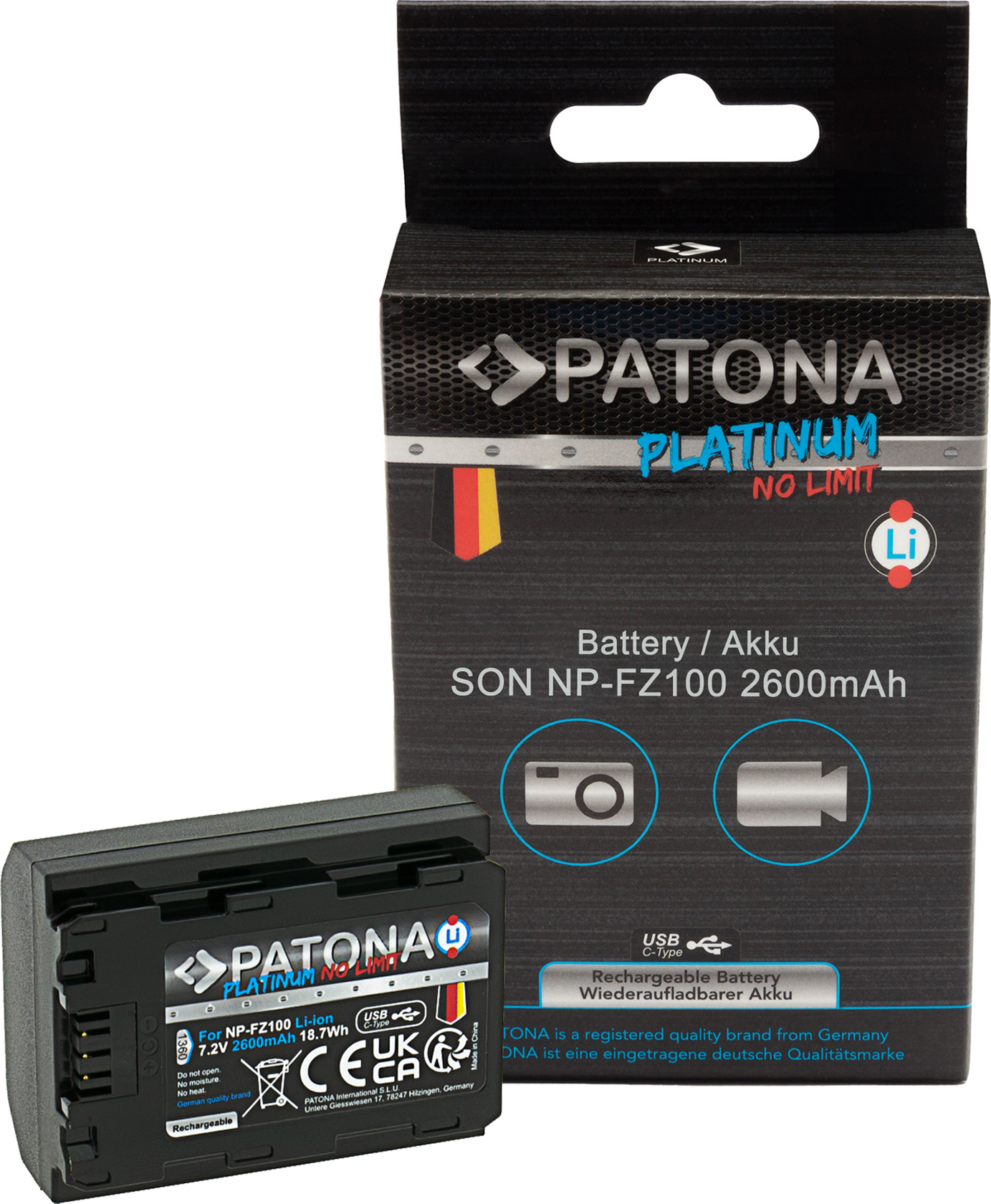 Una batteria Patona Platinum con una scatola. La batteria è nera e la scatola ha un marchio con i colori della bandiera tedesca.