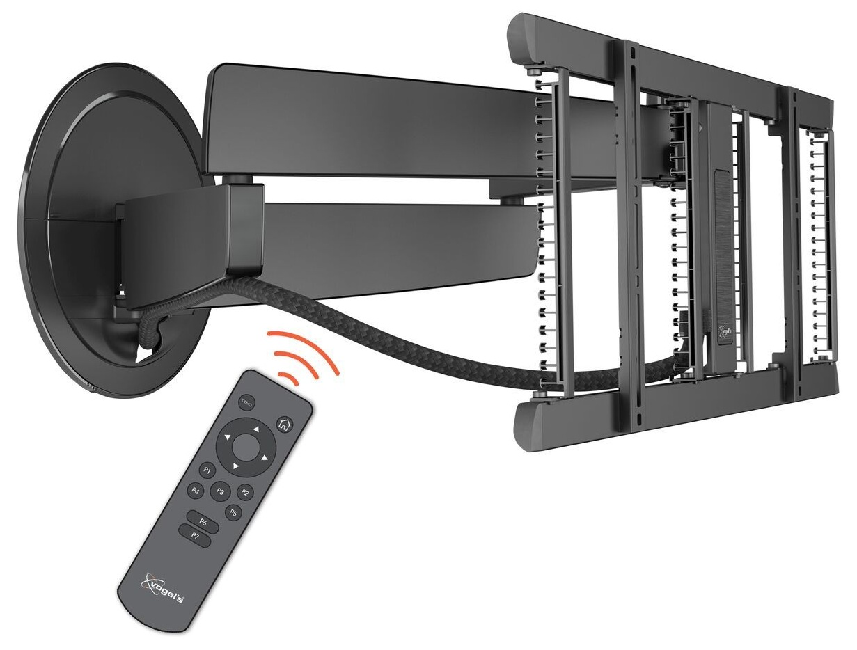 Czarny uchwyt ścienny do telewizora z pilotem. Uchwyt jest połączony z płytą ścienną i ma system zarządzania kablami.