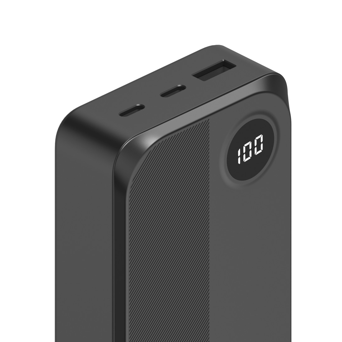 Eine schwarze Powerbank zeigt 100 auf einem digitalen Bildschirm an. Sie hat eine strukturierte Oberfläche und mehrere Anschlüsse.