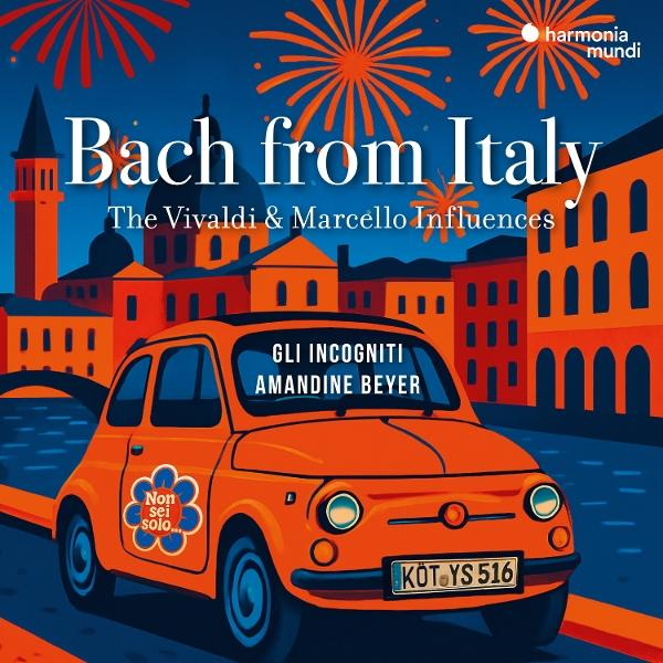 Ein orangefarbenes Auto vor italienischen Gebäuden. Feuerwerk am Himmel. Der Text lautet 'Bach aus Italien'.