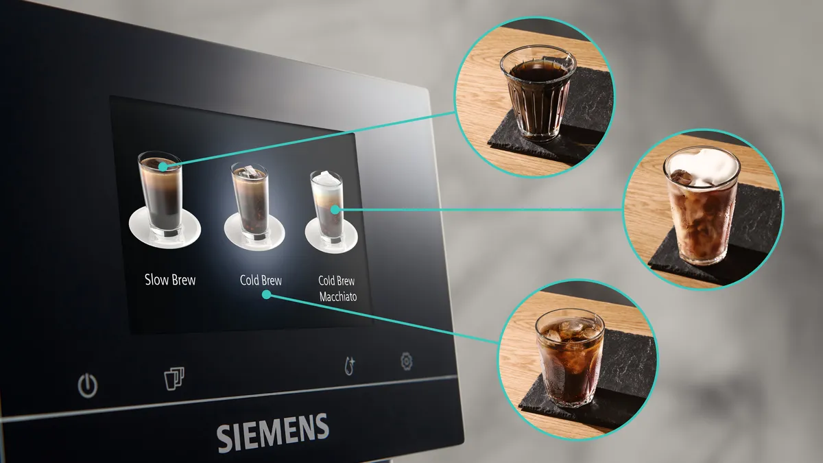 Slow Brew, Cold Brew ve Cold Brew Macchiato gösteren kahve makinesi ekranı. Her birinden bardaklar ahşap yüzeyde.