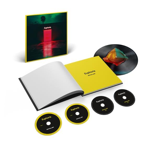 Album-Set mit gelbem Cover, Buch, Vinyl und CDs. Artwork mit roter Tür und Palme.