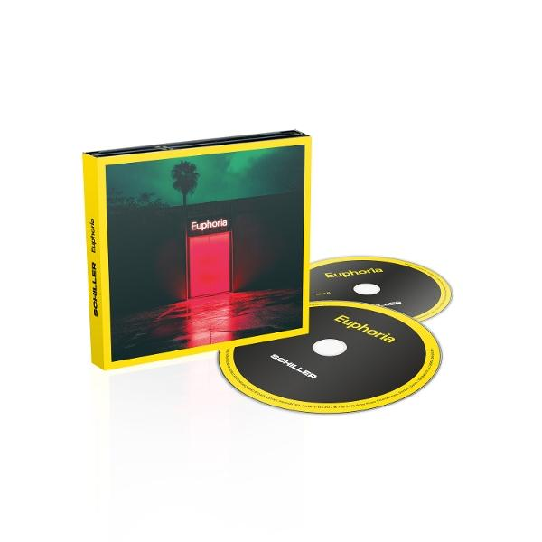 CD-Box-Set mit zwei CDs. Die Box ist gelb mit Album-Artwork. CDs sind schwarz mit gelbem Text. Das Album-Artwork zeigt eine rot beleuchtete Tür.