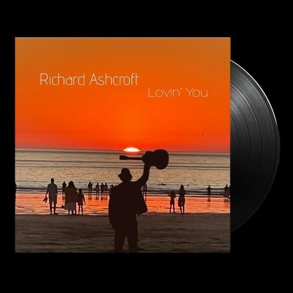 Albumcover: Richard Ashcroft 'Lovin' You'. Silhouette eines Mannes mit Gitarre am Strand bei Sonnenuntergang. Schallplatte rechts.