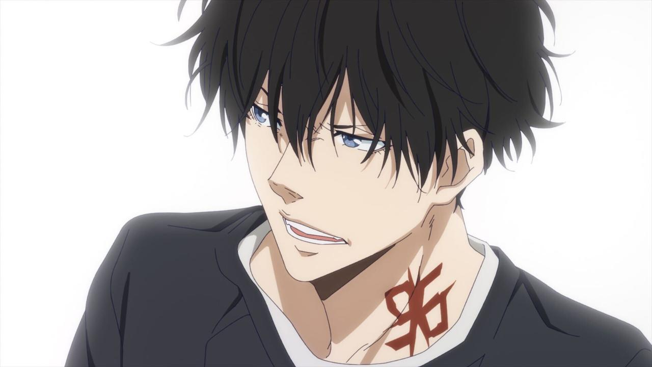 Anime-Charakter mit schwarzen Haaren und blauen Augen, der zur Seite blickt. Hat ein Symboltattoo am Hals. Trägt ein schwarzes Hemd.