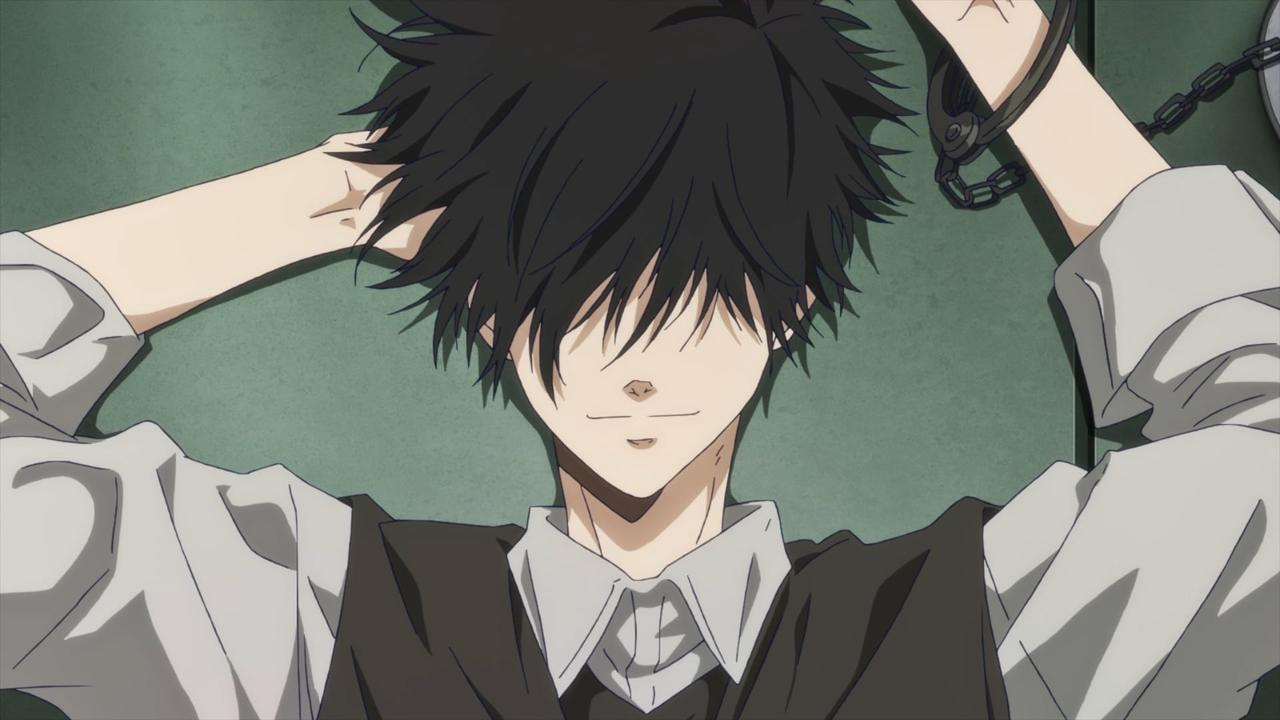 Anime-Figur mit schwarzen Haaren, trägt ein weißes Hemd und eine Weste, Hände hinter dem Kopf. Handschellen sind rechts. Lächeln.